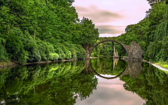Rakotzbrücke im Rhododendronpark in Kromlau